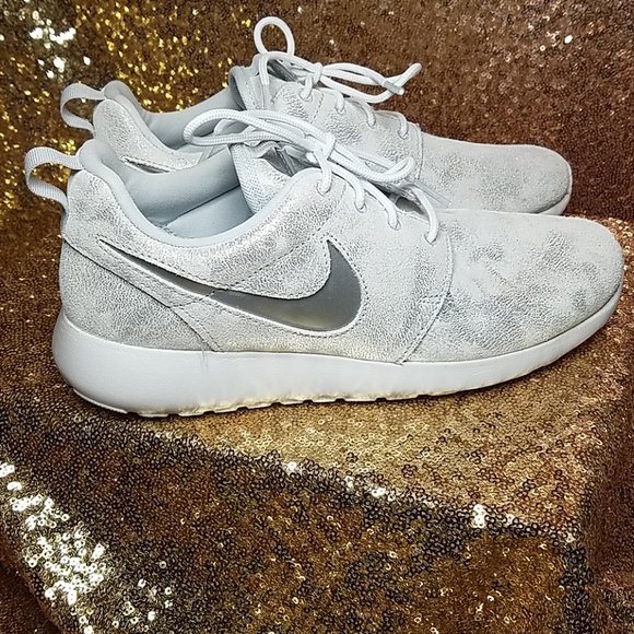 Women's Roshe One Premium Shoe - Picture 7 of 8